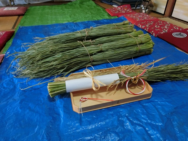 神社で真菰のしめ縄づくりに参加した 健幸家族